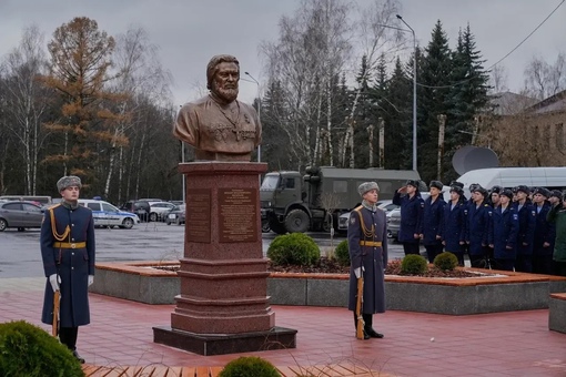 На Власихе открыли памятник отцу Михаилу, погибшему год назад на Херсонщине ❤ 
Бюст установили на Соборной..