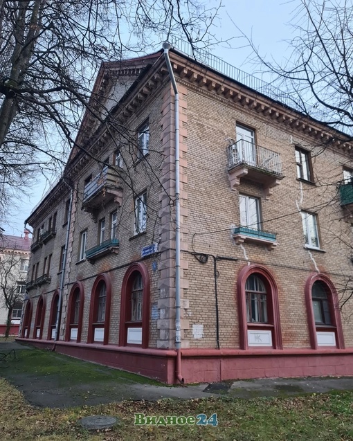 На Заводской улице приводят в порядок старые исторические дома. Ремонтируют крыши, очищают облицовочный..