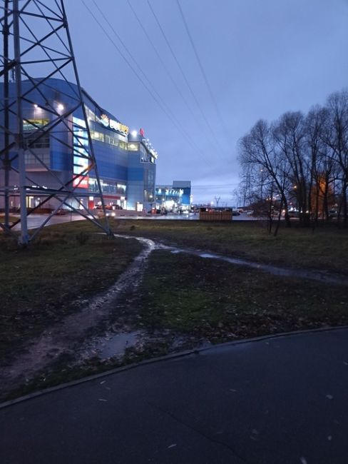 Тротуары... Они стали появляться в нашем городе лет 10-15 назад, что очень приятно! Но нужно как-то продумать их..