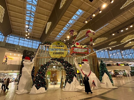 Вот и Мега усиленно пытается создать новогоднее настроение 🎄💫
Всё украсили, как в прошлые..