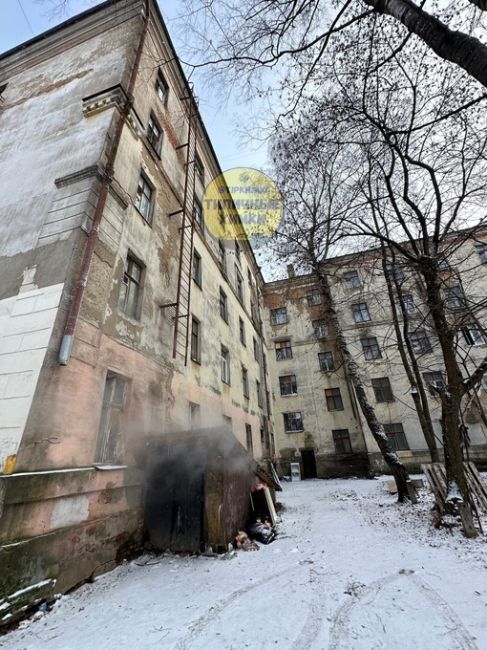 В старых Химках есть необычный сталинский дом 1955 года постройки 🏚️  Находится на Ленинском проспекте, д.23...