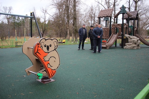 👫 Во дворе дома 47 в Ларцевых Полянах появился новый игровой городок с подвесными качелями, балансирами,..