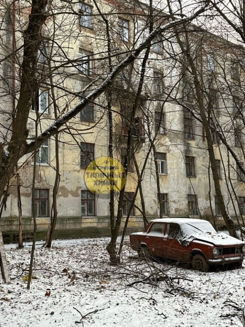 В старых Химках есть необычный сталинский дом 1955 года постройки 🏚️  Находится на Ленинском проспекте, д.23...