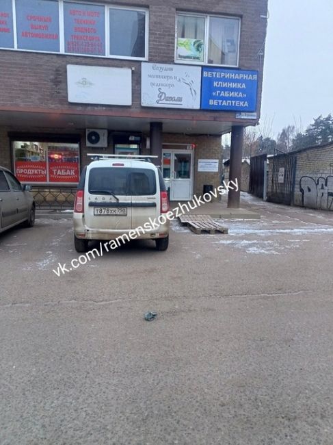 Новый вид противопарковочных заграждений в виде деревянных поддонов быстро набирает популярность в..