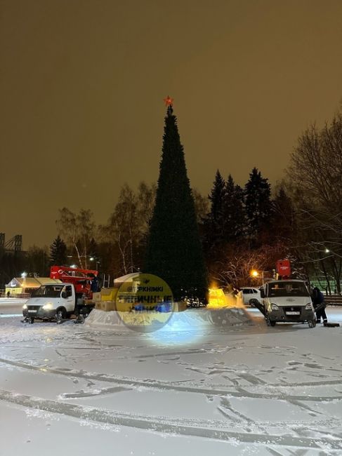 Ёлка на Театральном катке действительно обновилась!🎄  Прошедшей ночью её монтировали и украшали.
Теперь..