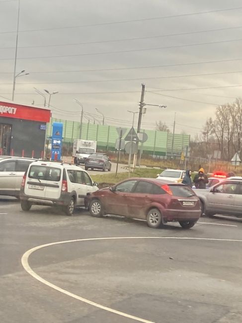 из-за новой "гениальной" разметки, противоречащей знакам, на перекрёстке Старого Дмитровского ш. и..