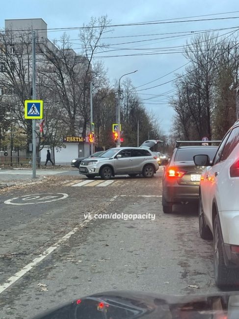 Авария у первой школы…. У кого-то совсем не доброе..