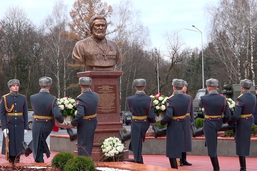 На Власихе открыли памятник отцу Михаилу, погибшему год назад на Херсонщине ❤ 
Бюст установили на Соборной..