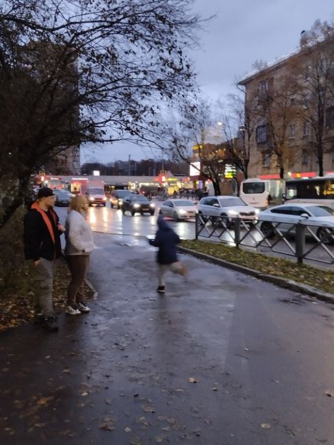 В старых Химках сплошные ДТП  Под мостом движение сильно затруднено и на станции Химки аналогично..