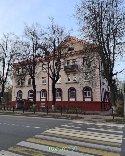 На Заводской улице приводят в порядок старые исторические дома. Ремонтируют крыши, очищают облицовочный..