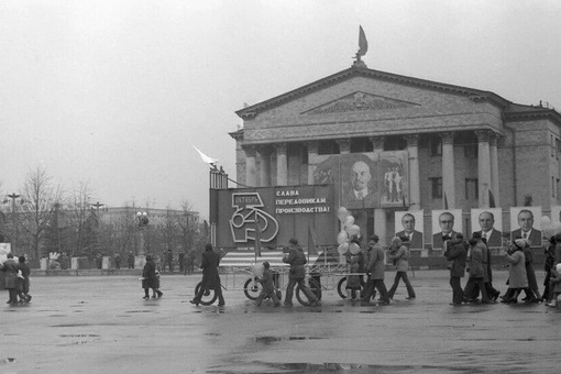 Ноябрьские праздники в советское время проходили более увлекательно!  В любую погоду трудовые, студенческие..