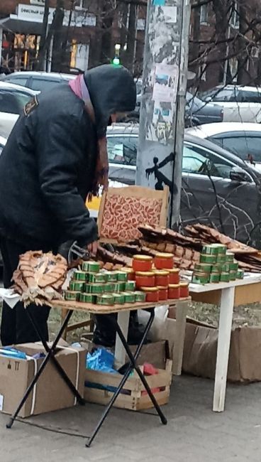 Здравствуйте, в городе Мытищи, московской области уже неделю торгуют икрой и рыбой со столов на улице города...