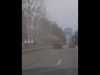 По улицам Химок все эти дни до снега ездил пылесос наоборот 🌪️  Явно с машиной что-то не так, но водителя это..