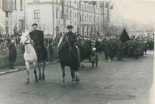 Ноябрьские праздники в советское время проходили более увлекательно!  В любую погоду трудовые, студенческие..