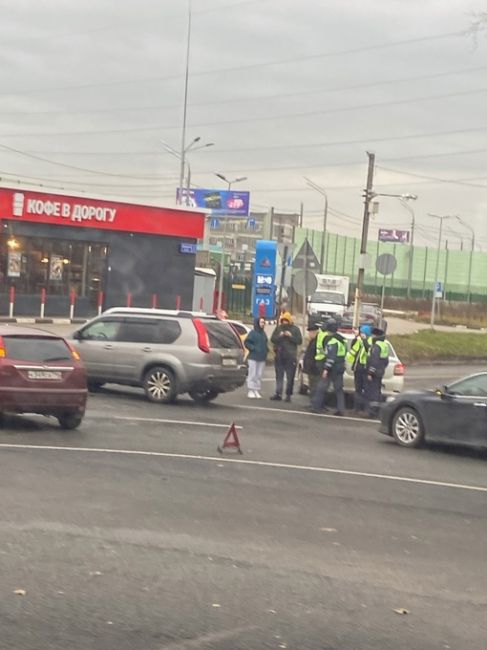 из-за новой "гениальной" разметки, противоречащей знакам, на перекрёстке Старого Дмитровского ш. и..