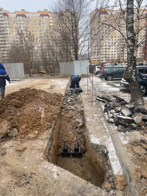 - Положили в сентябре асфальт и поменяли бордюры. 
- В октябре начали делать детские площадки, сломали новые..