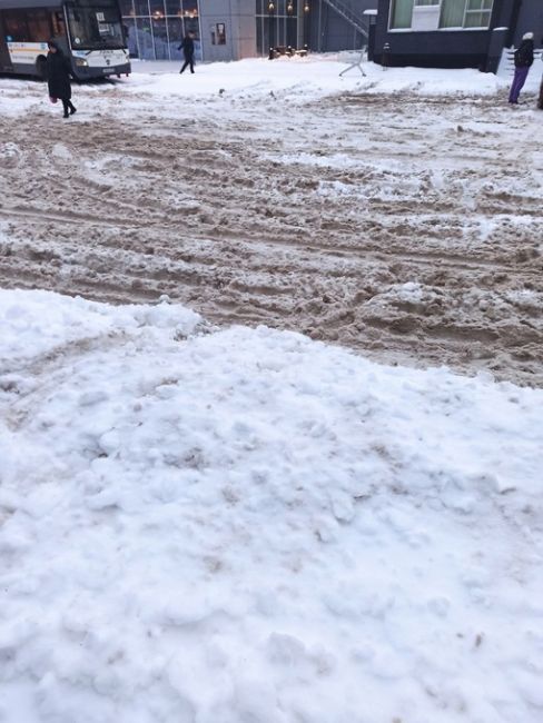 ХОТЬ КТО-ТО УБИРАЕТ СНЕГ 👍🏻
Привокзальная площадь, всё завалено снегом , уборочного транспорта не..