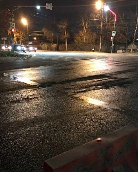 Яму при выезде из Гусарской Баллады заделали, но пробки на выезд, в сторону Москвы, теперь уже никуда не..