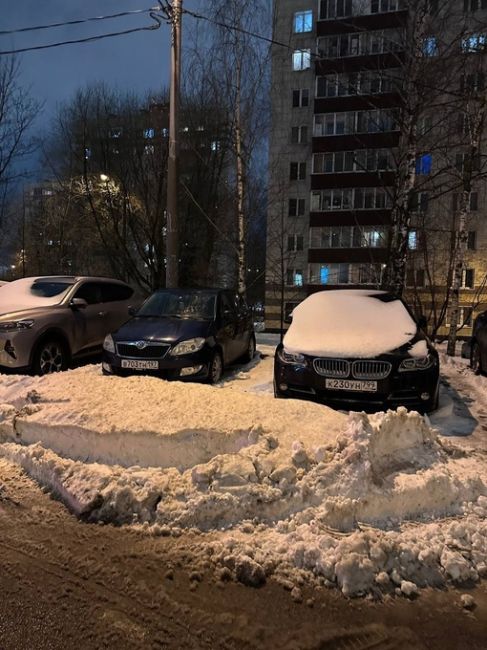 "Просьба почистить снег, машины не могут выехать. Напротив Управы Старое Крюково!" - из чата Жилищника  Снег у..