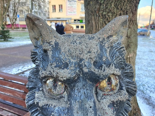 Автор композиции "Лукоморье" - местный художник-скульптор - Михаил Пучков. Скульптура "кота ученого" была..