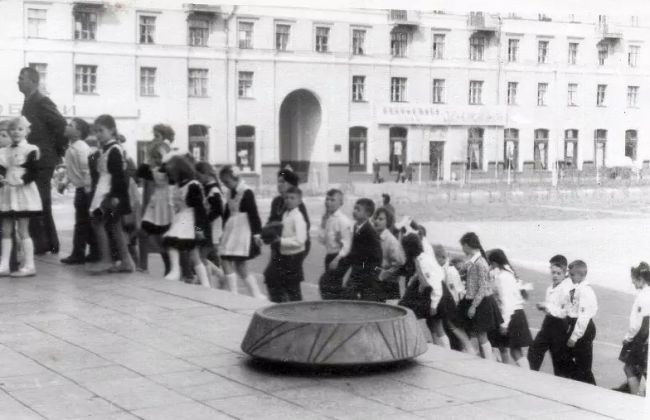 📌 1968, Группа школьников, поднимающихся по лестнице к Дворцу культуры,..