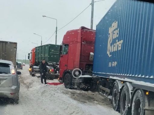 ❗️На эстакаде Можайского шоссе в Трехгорке «встали» фуры (в сторону Москвы)  Образовались большие пробки,..