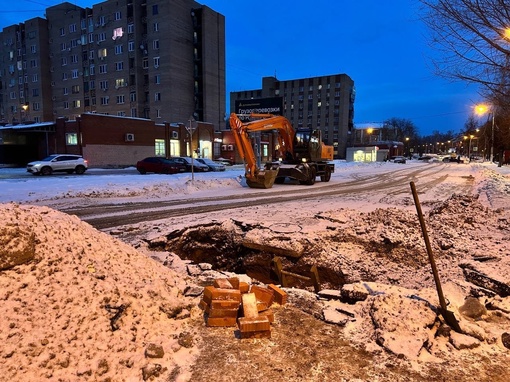 На Крутом из -за ремонта перекрыли часть дороги..