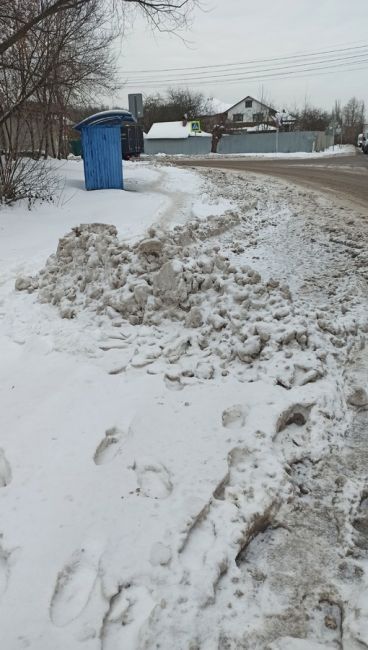 Быковская ул..Поворот на ул. Вишневая. С пешеходной дороги можно попасть разве что под колёса, а не на..