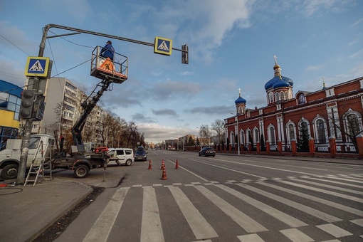 🚦Завершилась настройка светофора вызывного типа на пешеходном переходе на ул. Володарского в г...