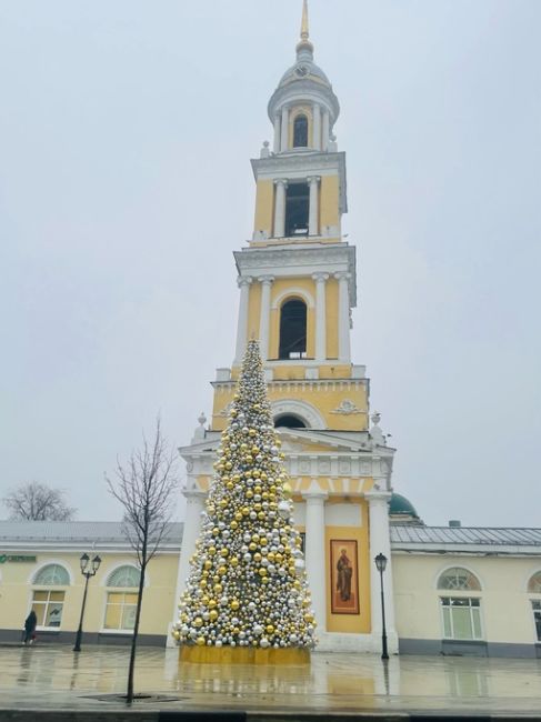 С добрым утром, Коломна! В городе уже началась подготовка к Новому году. Старый город теперь украшает шароель..