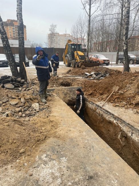 - Положили в сентябре асфальт и поменяли бордюры. 
- В октябре начали делать детские площадки, сломали новые..