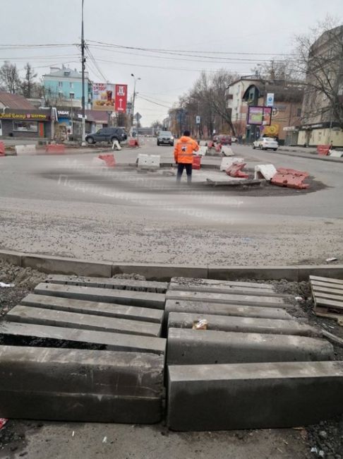 На новом круговом движении на Смирновской в Люберцах замечены дорожники. Привезли бордюрный..