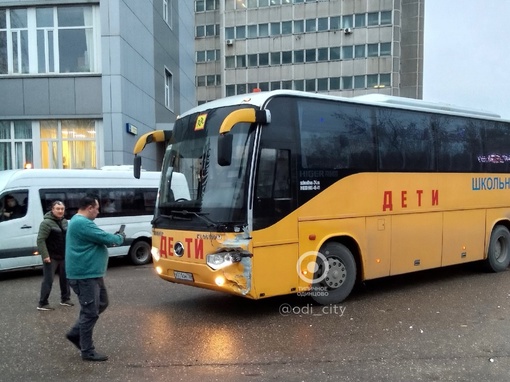 В Новоивановском школьный автобус столкнулся с легковушкой..