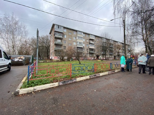 На 1-ой улицы Ревсобраний жители жалуются, что сотрудники и клиенты Ногинскмежрайгаза заставили машинами..