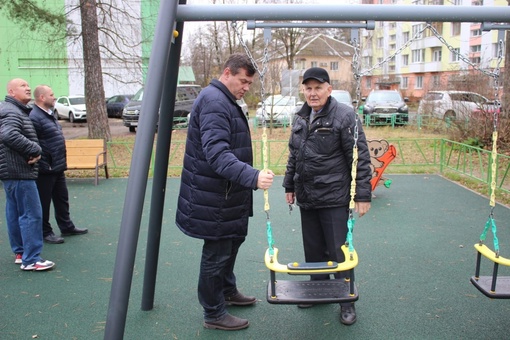 👫 Во дворе дома 47 в Ларцевых Полянах появился новый игровой городок с подвесными качелями, балансирами,..