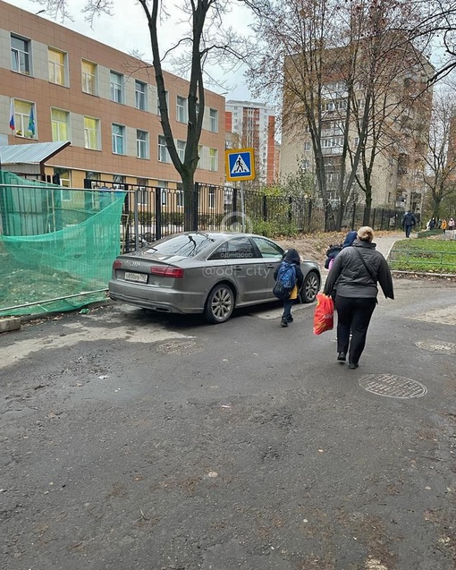 Организация входа в школу №8 не выдерживает никакой критики 😐  Так ещё и водители паркуются аккурат..