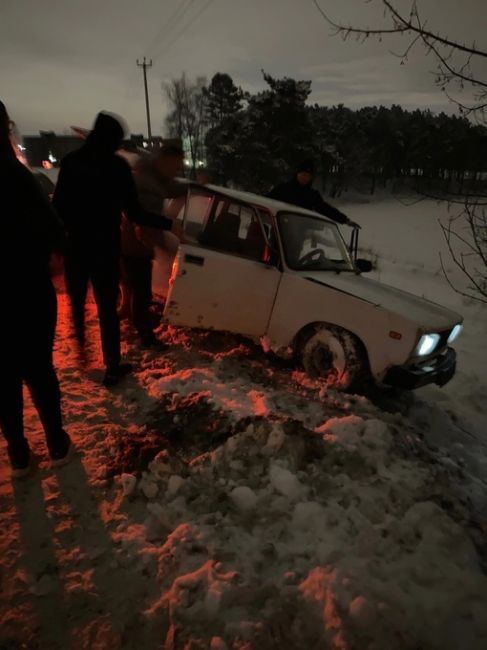 Ночью автомобиль слетел с дороги в Дубровицком лесу. Достали. Будьте осторожны, не гоняйте. Скользко.
Фото из..