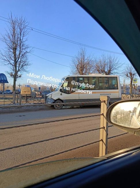 ДТП с маршруткой вчера в подмосковном Дмитрове.  Как сообщают очевидцы, рядом с водителем сидел ребёнок и он..