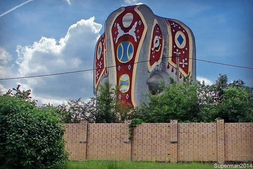 Этот дом-слон находится в деревне Островцы Раменского городского округа. Видно с Новорязанского шоссе. С 2009..