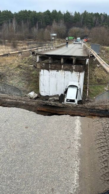 В Подольском городском округе обрушился мост через реку Пахра в районе деревни Кутьино.  На мосту в этот..