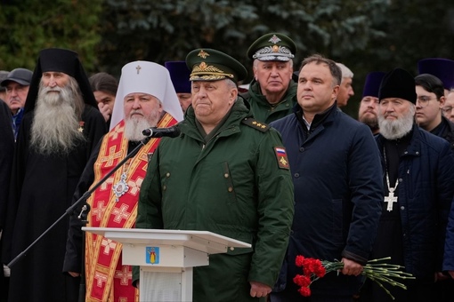 На Власихе открыли памятник отцу Михаилу, погибшему год назад на Херсонщине ❤ 
Бюст установили на Соборной..