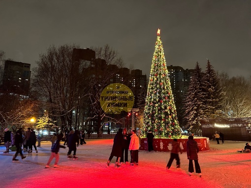 Вот и открылся Театральный каток ⛸️  Народу тьма, билеты все быстро разошлись. Явно видно, что люди очень..