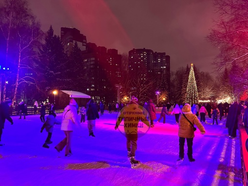 Вот и открылся Театральный каток ⛸️  Народу тьма, билеты все быстро разошлись. Явно видно, что люди очень..