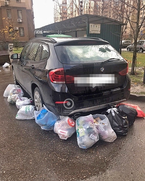 Во ВНИИССОК машину по кругу обложили мусорными пакетами из-за парковки возле контейнеров..