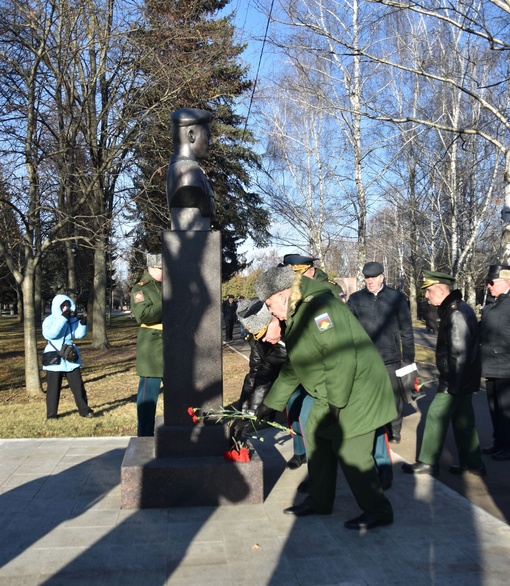 🇷🇺 Традиционные памятные мероприятия прошли в Мемориальном парке Коломны в честь Дня ракетных войск и..
