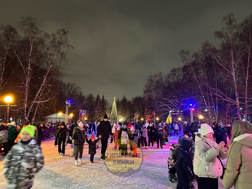 Вот и открылся Театральный каток ⛸️  Народу тьма, билеты все быстро разошлись. Явно видно, что люди очень..