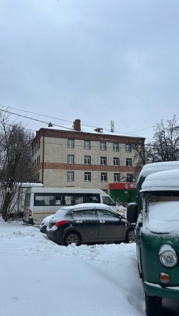 Водитель маршрутки «здорово» припарковался у Пятерочки на Гаевского. Это так можно? 🤔Мы, кстати, не смогли..