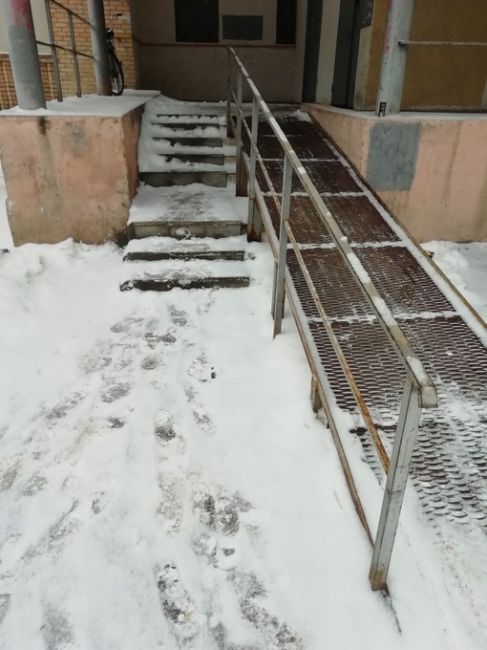 Ну, что, кто тут писал про то, что ",,, дайте время, потерпите и т д,,,"? Вот крыльцо моего дома и выезд со двора-со..