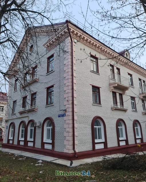 На Заводской улице приводят в порядок старые исторические дома. Ремонтируют крыши, очищают облицовочный..