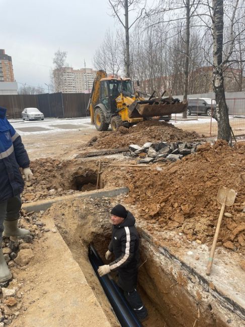 - Положили в сентябре асфальт и поменяли бордюры. 
- В октябре начали делать детские площадки, сломали новые..